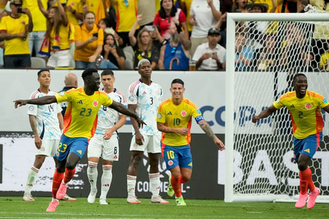 Davinson Sanchez celebrates scoring his side's second goal